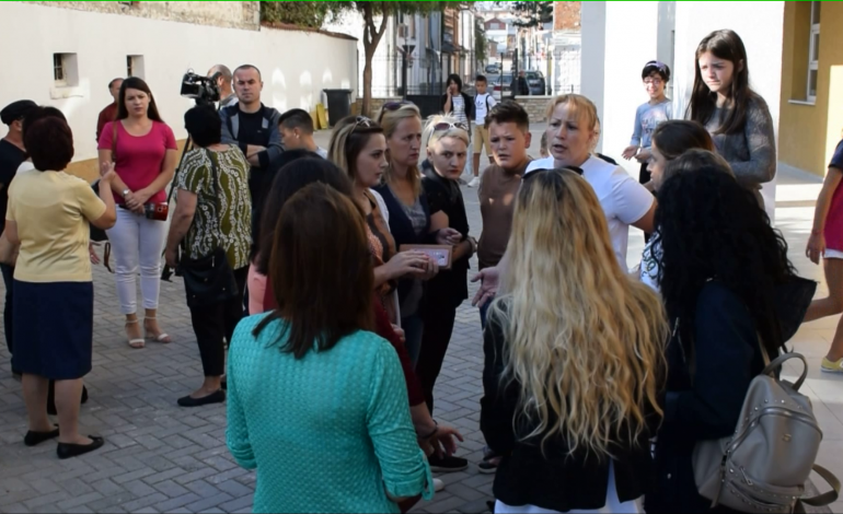 ZHVILLIMI I MËSIMIT PASDITE/ Prindërit e fëmijëve në protestë: Nuk do të pranojmë…