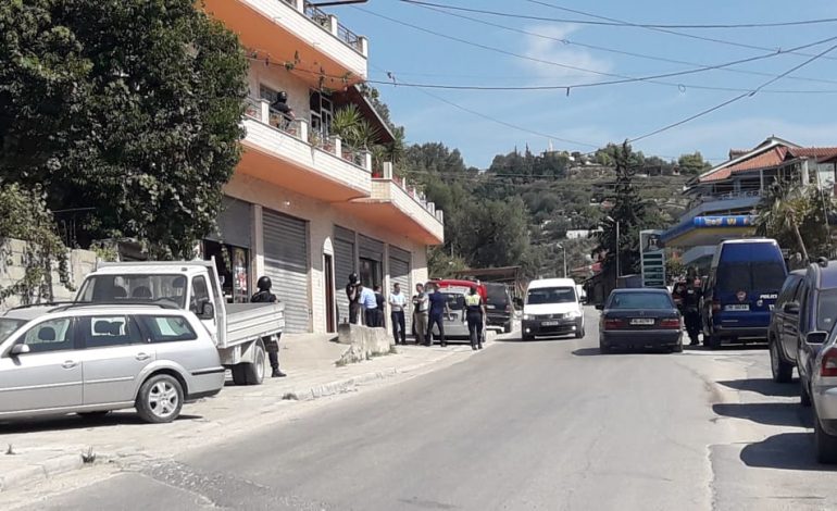 “POLICIA BLINDON VLORËN”/ FNSH dhe RENEA aksion në qytet, shoqërohet një person (VIDEO)
