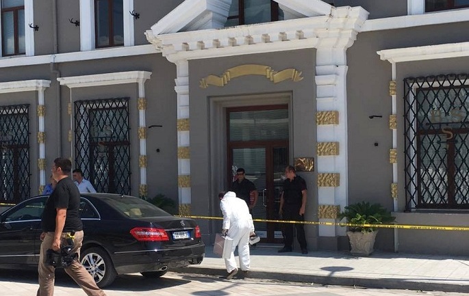 GRABITJA ME ARMË NË MES TË VLORËS/ Detajet: Ku po FSHIHEN dy hajdutët. Janë nga…