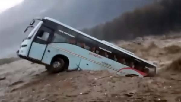 SHIRAT E FURISHËM/ Lumi përpin një autobus turistësh në Indi (VIDEO)