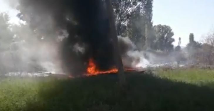 ZJARR NË ZHARRËZ/ Flakët përfshijnë një gropë me serë, në vendngjarje…(VIDEO)