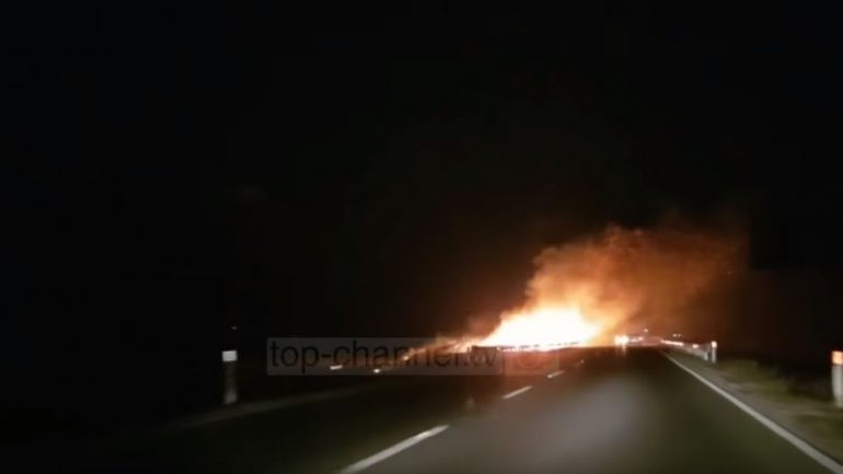 VIDEOLAJM/ Zjarr i frikshëm në rrugën nacionale Lezhë-Shkodër. Dyshohet se…