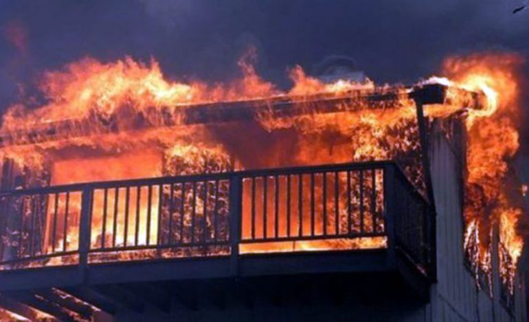 E FUNDIT/ Zjarr në Durrës. Flakët përfshijnë një apartament në katin e pestë