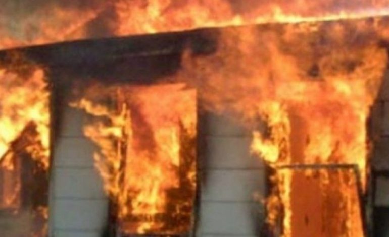 ZJARR NË PATOS/ Digjet thertorja dhe magazina. Flakët RREZIKOJNË puset e naftës