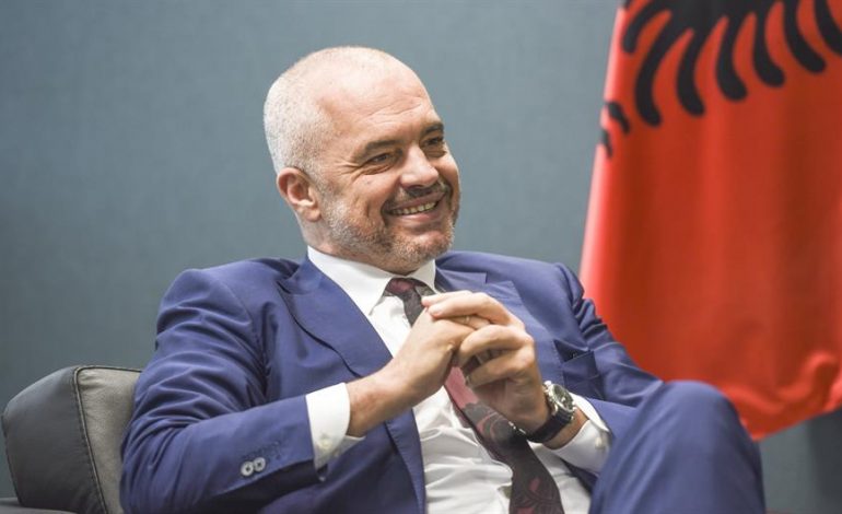 KTHIMI NË ATDHE PAS 13 VJETËSH/ Rama kujton Eqerm Çabejn pas përfundimit të doktoraturës në Vienë (FOTO)