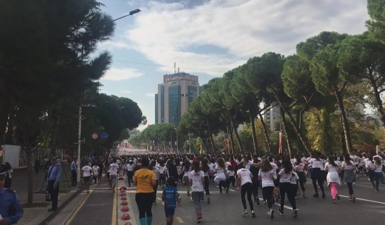 MARATONA E TIRANËS/ Ka startuar garimi, rreth pesë mijë vrapues nga e gjithë bota