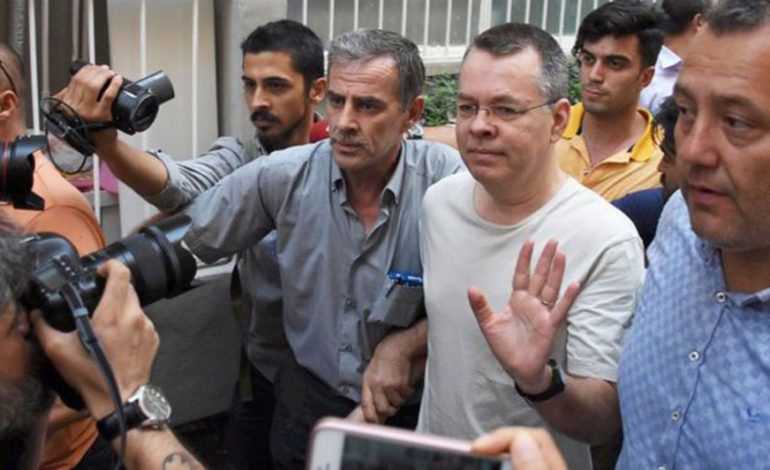 “MOLLA” E SHERRIT MES DY SHTETEVE/ Pastori amerikan del para gjykatës në Turqi