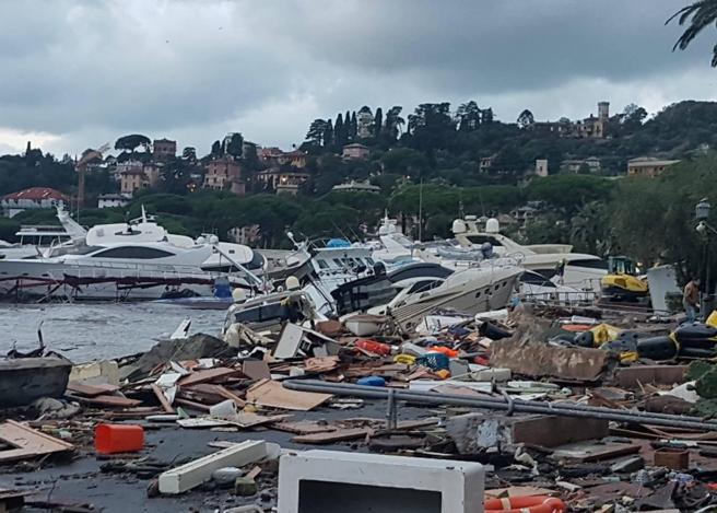 SHKON NË 9 NUMRI I VIKTIMAVE/ Italia në luftë me motin e keq. Mbyllet aeroporti i Genovas (PAMJET)