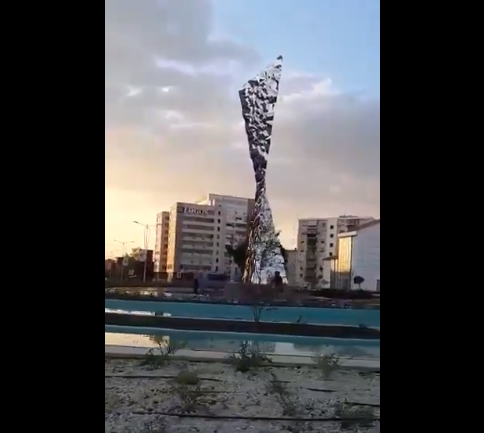 TRANSFORMOHET “ZOGU I ZI”/ Vendoset kryevepra e skulptorit shqiptar me famë botërore (VIDEO)