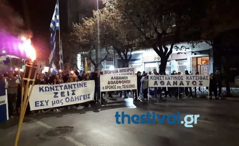 “SHQIPTARË VRASËS KOHA JUAJ MBAROI”/ Mesazhet nga Selaniku në protestën për Kaçifan (VIDEO)