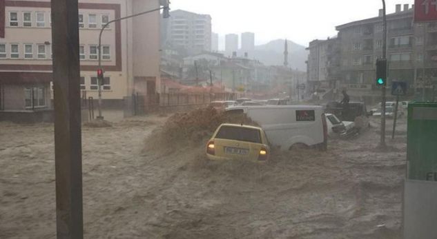PËRMBYTJET QË PREKËN ITALINË/ A rrezikohet Shqipëria? Meteorologët: Ka…