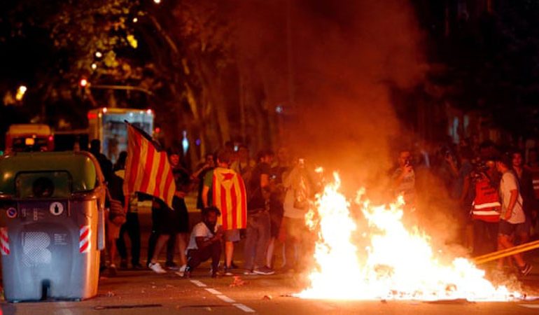 NJË VIT NGA REFERENDUMI/ Sërish përplasje në Barcelonë me policinë