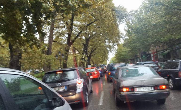 TRAFIK I RËNDUAR/ Mosfunksionimi i semaforëve shkakton kaos në rrugët e Tiranës (VIDEO)