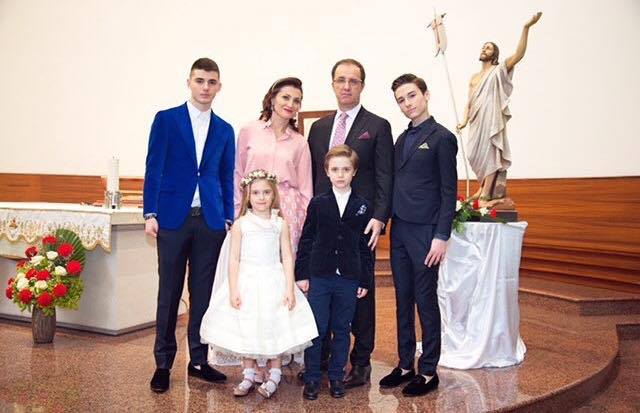 “MË MUNGON BA”/ Një vit pa të, fëmijët e Dritan Priftit rrëqethin me mesazhet për të atin (FOTO)