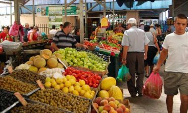 SHIFRAT NGA INSTAT/ Shqiptarët nuk shpenzojnë më lekë për rroba dhe ushqim, bie konsumi