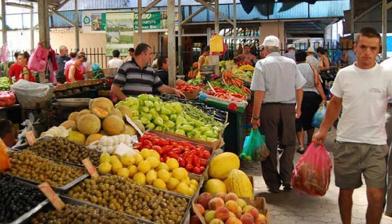 SHIFRAT NGA INSTAT/ Shqiptarët nuk shpenzojnë më lekë për rroba dhe ushqim, bie konsumi