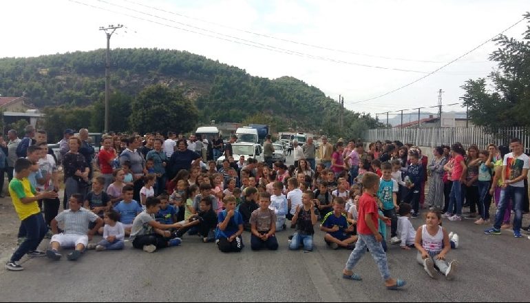 MBYLLJA E SHKOLLËS/ Prindër dhe nxënës bllokojnë, radha e automjeteve 10 kilometra
