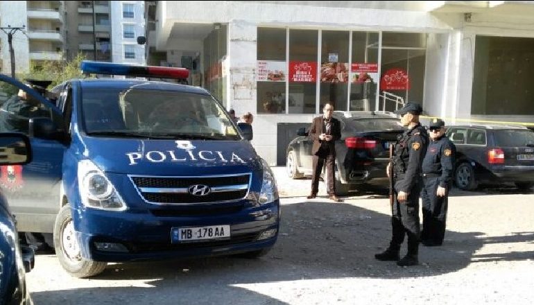 KONFLIKTI NË LOKAL/ Goditi me thikë 29-vjeçarin, kapet autori i plagosjes në Elbasan (EMRI)