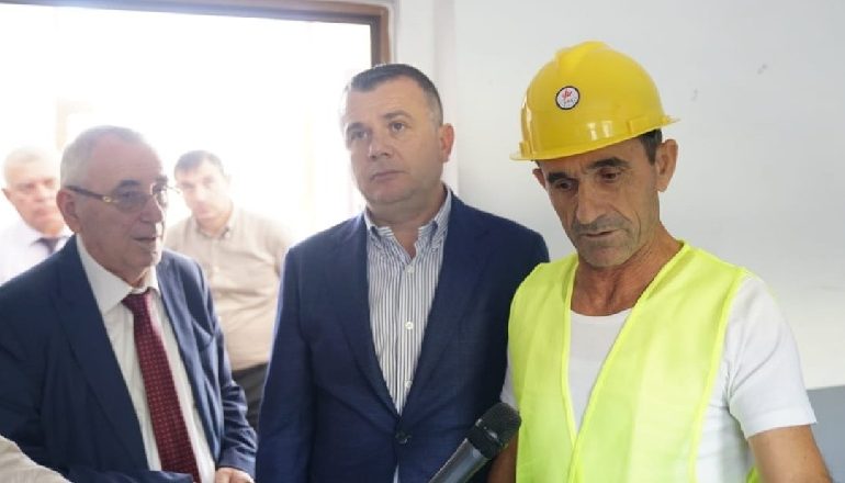 PROTESTA NË MENGËL/ Balla dhe Sejdini inspektojnë nisjen e punimeve tek shkolla