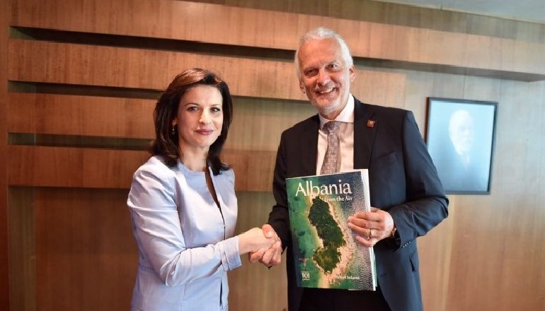 REFORMA NË DREJTËSI/ Ministri austriak në Tiranë: Mbështetje për luftën ndaj korrupsionit