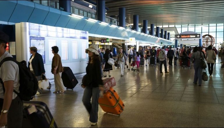 U KTHYEN NGA MUAJI I MJALTIT/ Arrestohet çifti shqiptar me 5 kilogramë kokainë në aeroportin e Romës