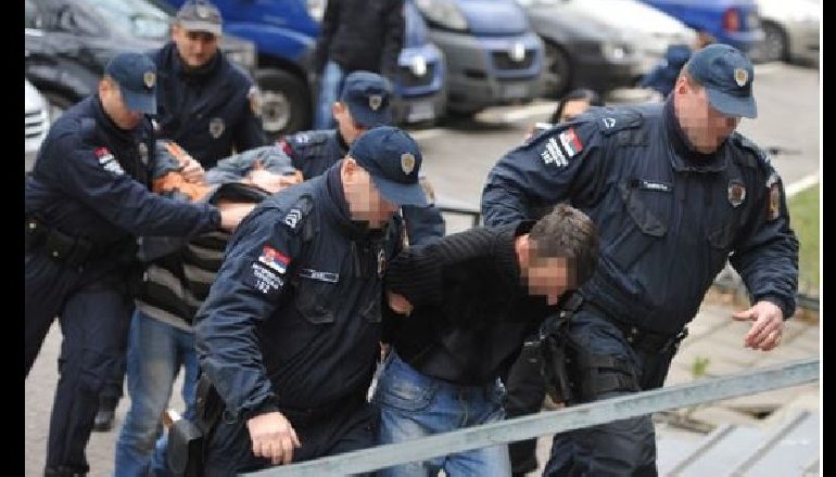 DHUNIMI BARBAR I DY SHQIPTARËVE/ Kapen katër autorët e sulmit në Serbi