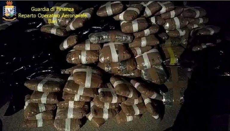 BLLOKOHET TJETËR GOMONE DREJT ITALISË/ Kapet skafisti shqiptar me 3 milionë euro kanabis