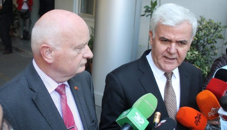 MONTIMI I “BABALES”/ Xhafaj: Opozita po sulmon policinë me llumin. Henzler: Shqipëria ka hartuar një strategji mbreslënëse