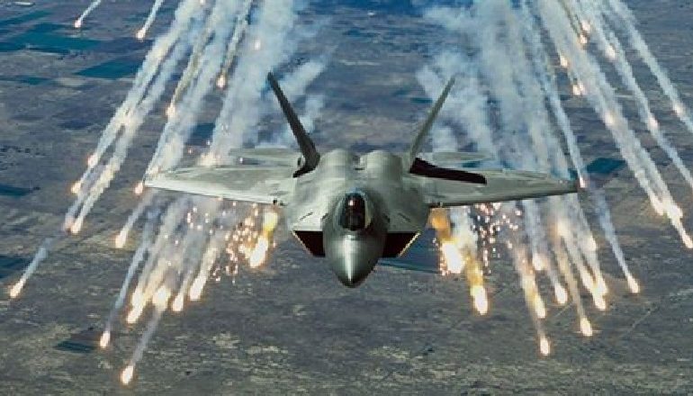 NDËRHYJNË BOMBARDUESIT AMERIKANË/ F-22 Raptor, largohen nga Siria 600 avionë rusë dhe iranianë