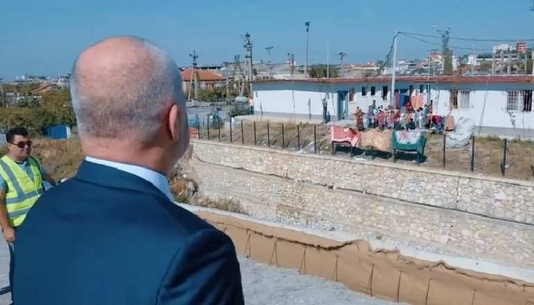 INSPEKTIMET TEK “UNAZA E MADHE”/ Gjyshja “i pret” rrugën Ramës: O të marrsha të ligat… (VIDEO)