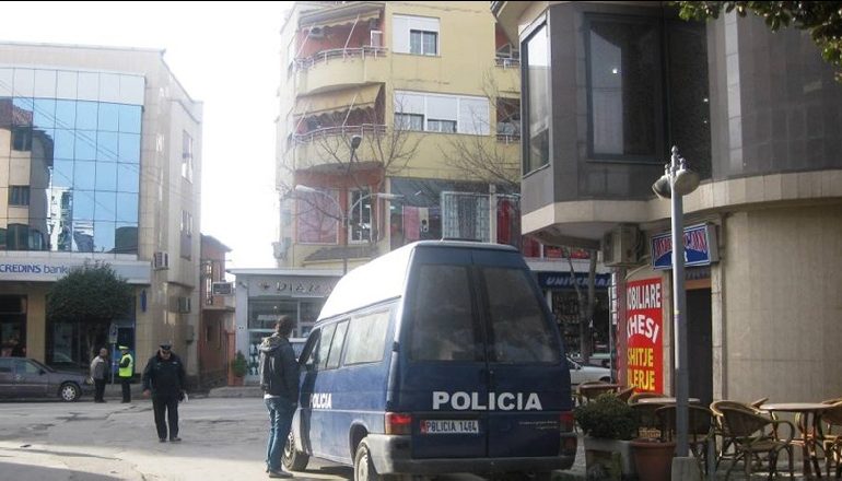 E RËNDË NË ELBASAN/ Punëtori BIE nga skela ku po punonte. I pasiguruar nga firma, 55 vjeçari…