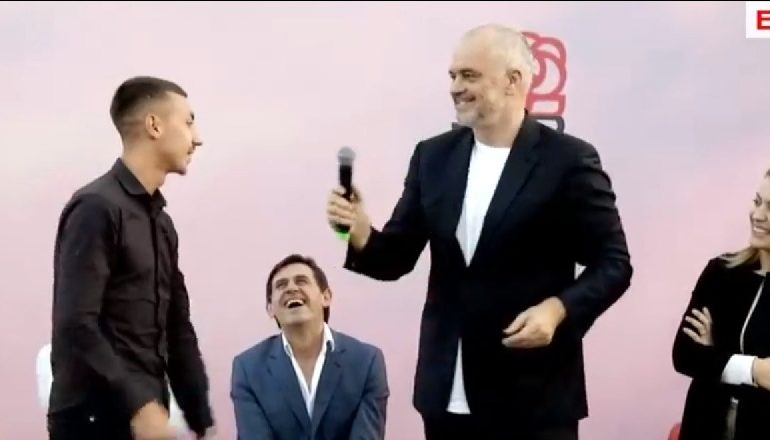 TAKIMET NË KAMËZ/ Batutat e Ramës: Bëji share, kursen internetin mo? Ç’më sheh? Ti ke pantallonat wireless…