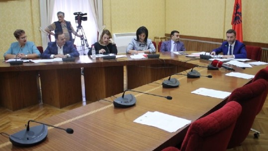 MIRATOHET PROJEKT LIGJI PËR LOJËRAT E FATIT/ Braçe: Presione kriminale ndaj deputetëve