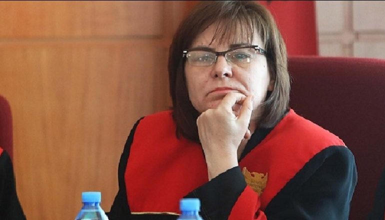 NUK JUSTIFIKONTE PASURINË/ Gjyqtarja e Kushtetueses Altina Xhoxhaj shkarkohet nga detyra