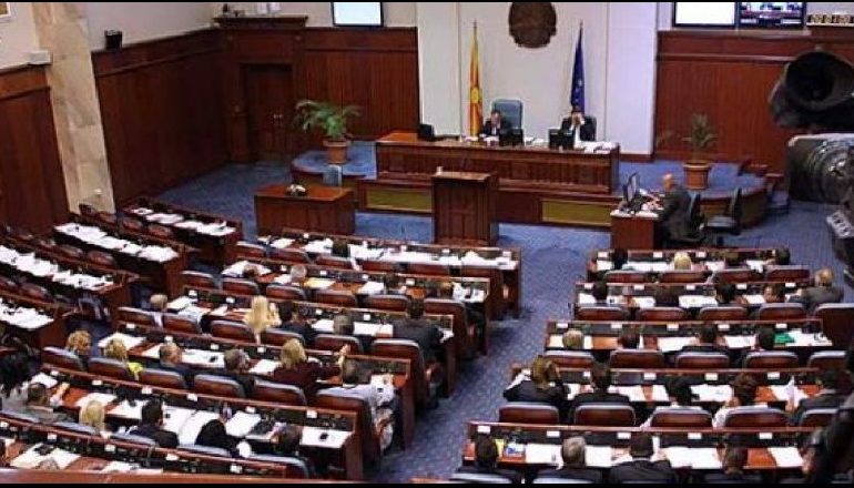 DEBATI NË MAQEDONI/ Nisin diskutimet për ndryshimet kushtetuese për marrëveshjen e emrit me Greqinë
