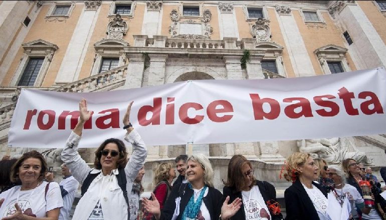 “ROMA I THOTË MJAFT”/ Rrugët me mbeturina, qytetarët protestojnë për rrëzimin e kryebashkiakes Virginia Raggi