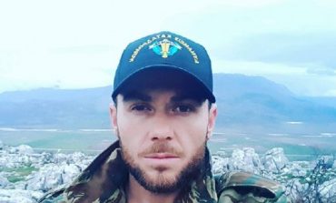 GREKËT QË REFUZOJNË PROPAGANDËN E MEDIAVE TË TYRE/ Nuk na duhet një Rambo i ç’ekuilibruar për të ngritur flamurin tonë!
