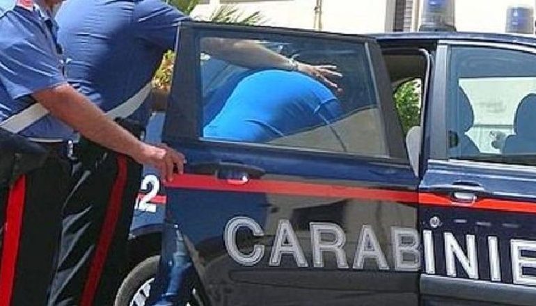 DY SHQIPTARËT VJEDHIN MAKINËN DHE PËRPLASIN 5 PERSONA/ Një i arrestuar, një në kërkim