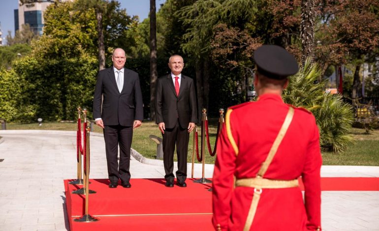 I PËRGJIGJET FTESËS SË PRESIDENTIT META/ Princi i Monakos, Alberti II mbërrin në Shqipëri