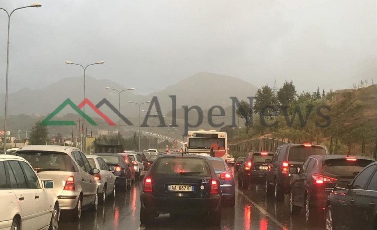 PËRKEQËSIMI I MOTIT/ Radha kilometrike e automjeteve BLLOKON autostradën. Nga “Unaza e madhe” tek… (VIDEO)