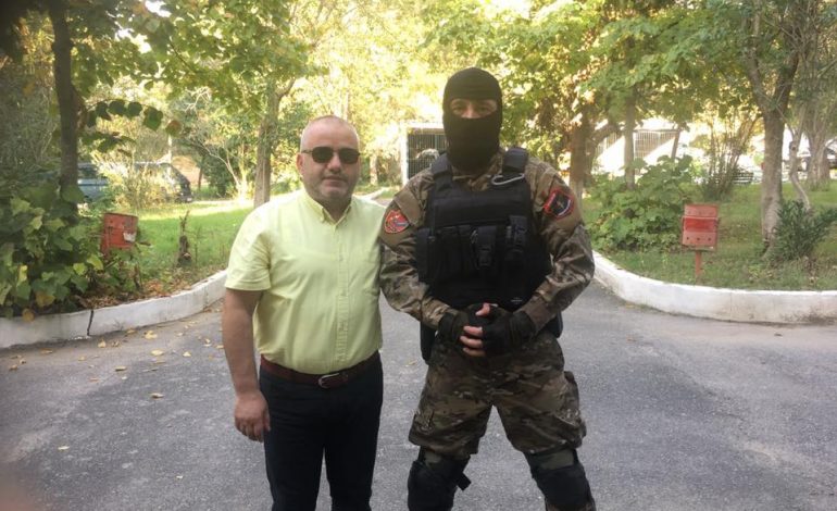 KËRCËNIMET E GREKËVE NDAJ ARTAN HOXHËS/ Unioni i Gazetarëve: Provokim i…