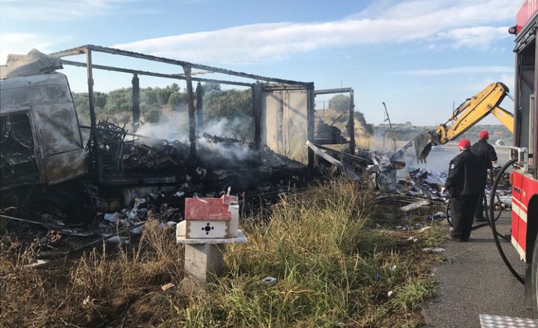 TRAGJEDI NË KAVALA/ Përplaset me kamionin, 11 refugjatë digjen të gjallë brenda furgonit