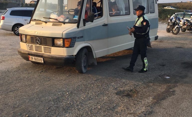GJOBA NDAJ DREJTUESVE/ Policia në “sitë” autobusët e furgonët, pezullohen disa leje drejtimi