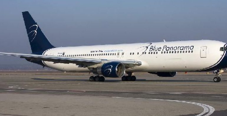 PANIK NË RINAS/ Pasagjerët braktisin avionin e Blu Panoramës: Për pak mori flakë (VIDEO)
