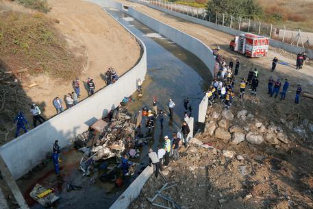 RAPORTOHEN 22 TË VDEKUR, MES TË CILËVE EDHE FËMIJË/ Kamioni me emigrantë përfundon në lumë