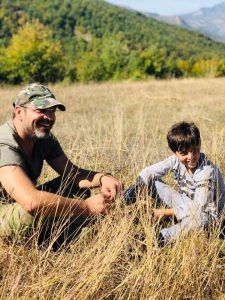 POSTON FOTON ME TË BIRIN/ Saimir Tahiri: Po i shpjegoja rilindasin e madh por nuk e kishte… (FOTO)