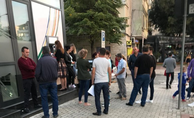 NË KRYEQYTET/ Dita më e lumtur…ajo e rrogës! (FOTO)