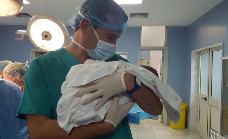 POSTON FOTON E ËMBËL ME TË BIRIN/ “Lali Eri” brenda sallës së operacionit. Zbulon EMRIN e djalit (FOTO)