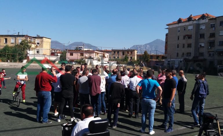 “DO TË NDËRTOHET PALLAT NË VEND TË SAJ”/ Banorët e Laprakës në protestë për fushën e futbollit (FOTO+VIDEO)