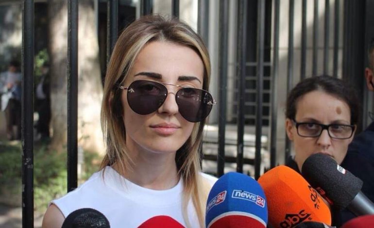 “AJO SYZET 400 EURO UNË DHURATË NGA VËLLEZËRIT”/ Gazetarja për Xhisielën: A nuk është e padrejtë jeta?